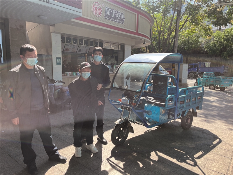 只用一個打火機，他就能盜走電瓶車
