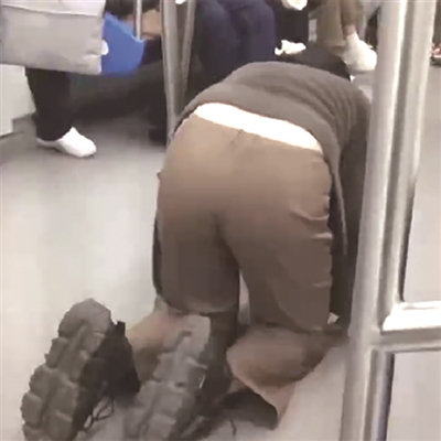 女子在杭州地鐵車廂內爬行 自述是行為藝術