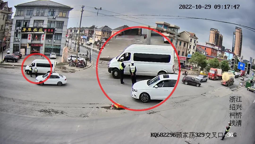 站在馬路上，公然向車主索賄！紹興抓獲兩名假交警