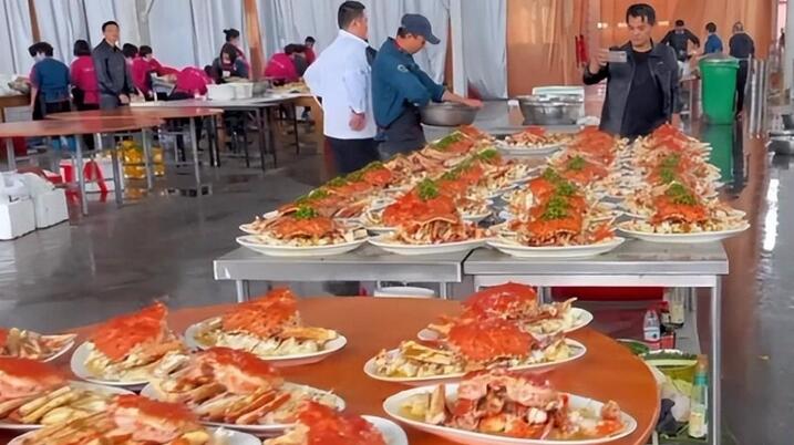 寧波的豪華婚宴，滿桌帝王蟹像批發的