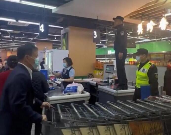 民警站上收銀臺喊話“不要給陌生人轉錢”，最終找到當事女子