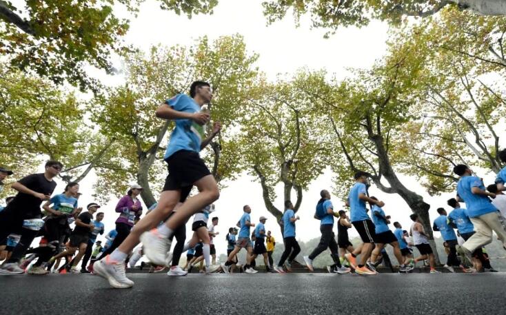 杭馬冠軍2:17:17！今年的獎牌很特別