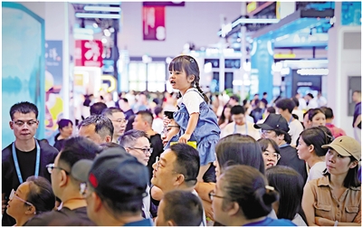 充滿智能化未來感的數貿會吸引成群的“小觀眾”